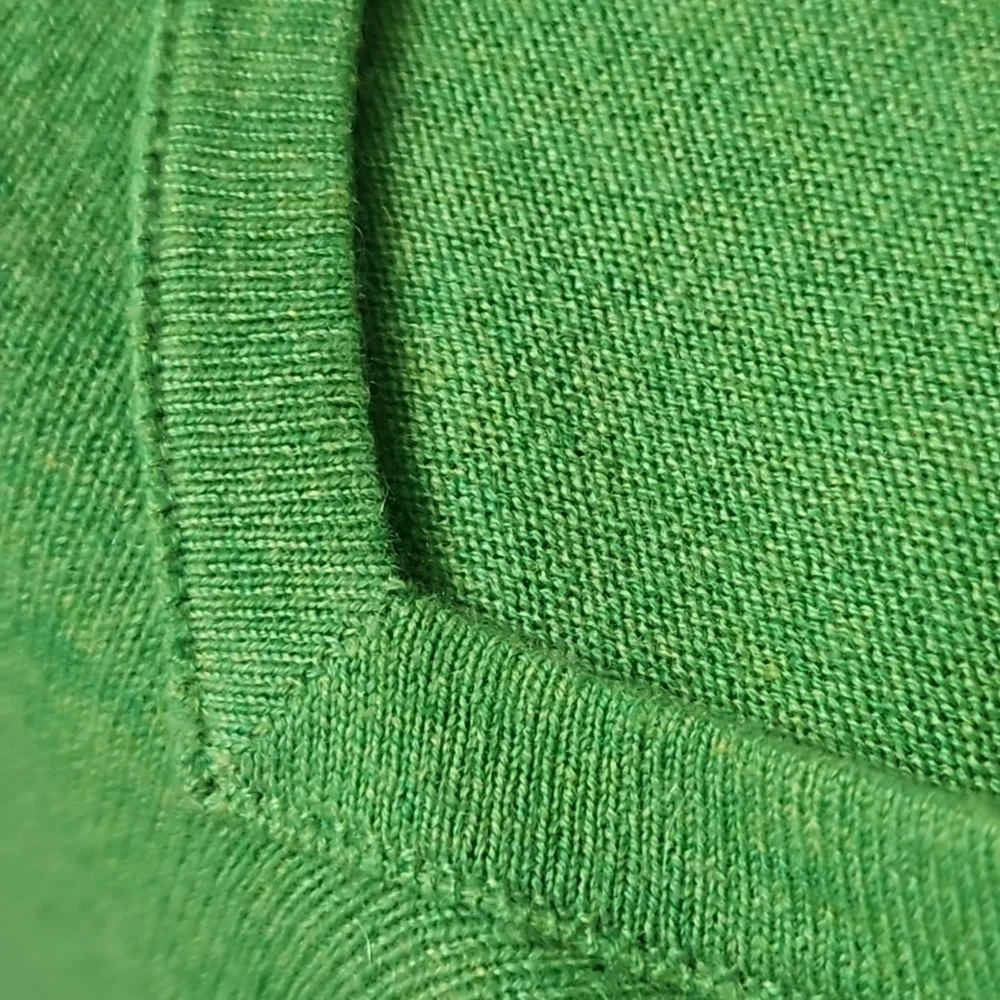 💚 Cashmere Long Sleeved V-Neck Top, Size Medium, Price FIRM